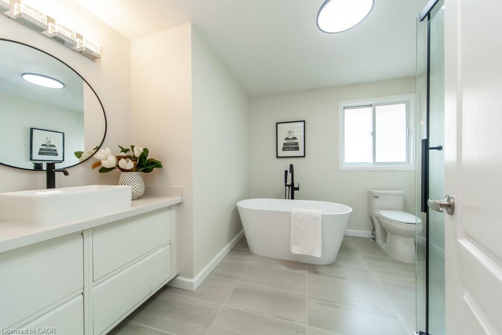Main-579 Windjammer Way, Waterloo, ON - Indoor Photo Showing Bathroom