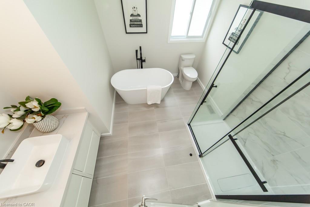 Main-579 Windjammer Way, Waterloo, ON - Indoor Photo Showing Bathroom