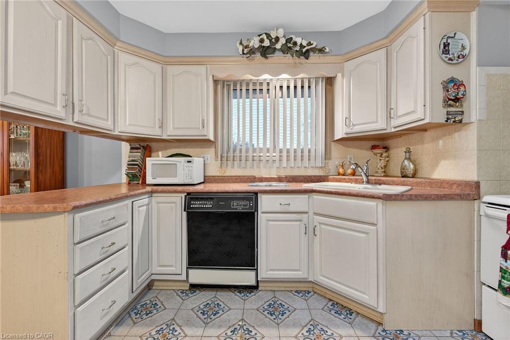 255 Highway 8, Hamilton, ON - Indoor Photo Showing Kitchen