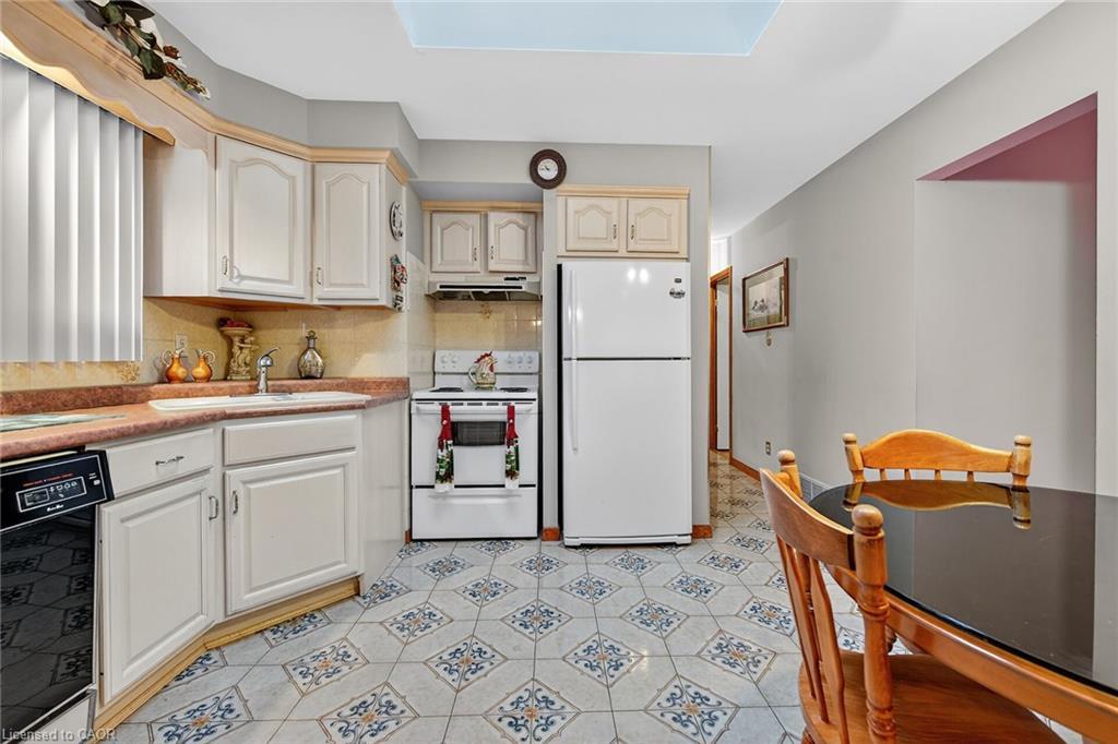 255 Highway 8, Hamilton, ON - Indoor Photo Showing Kitchen