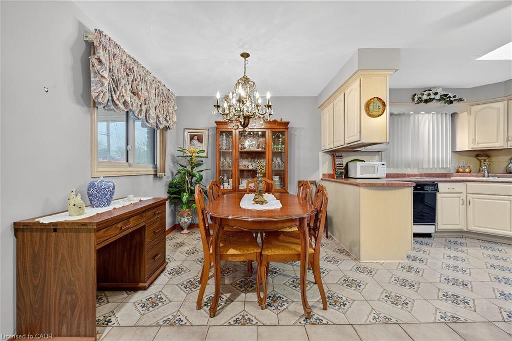 255 Highway 8, Hamilton, ON - Indoor Photo Showing Dining Room