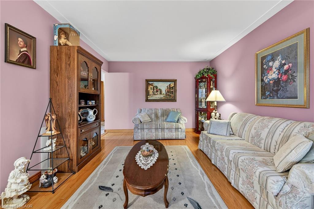 255 Highway 8, Hamilton, ON - Indoor Photo Showing Living Room