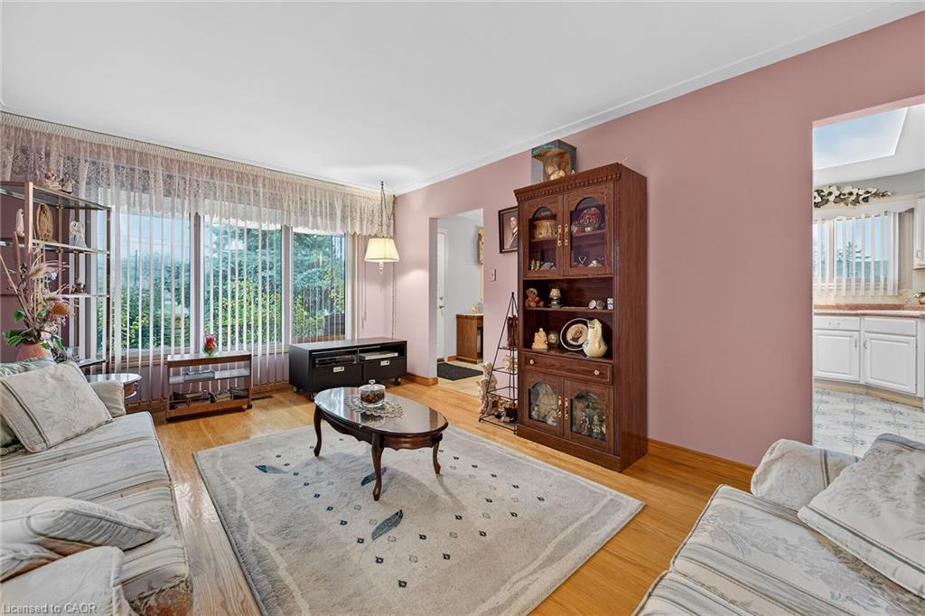 255 Highway 8, Hamilton, ON - Indoor Photo Showing Living Room