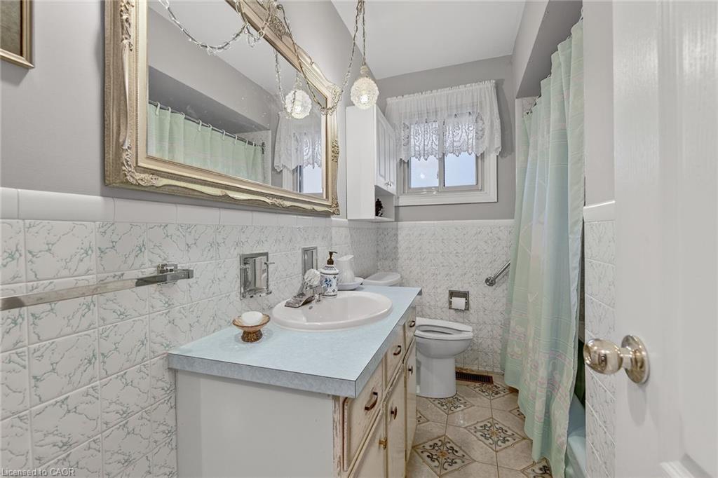 255 Highway 8, Hamilton, ON - Indoor Photo Showing Bathroom