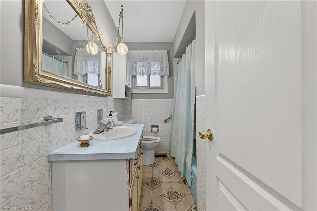 255 Highway 8, Hamilton, ON - Indoor Photo Showing Bathroom