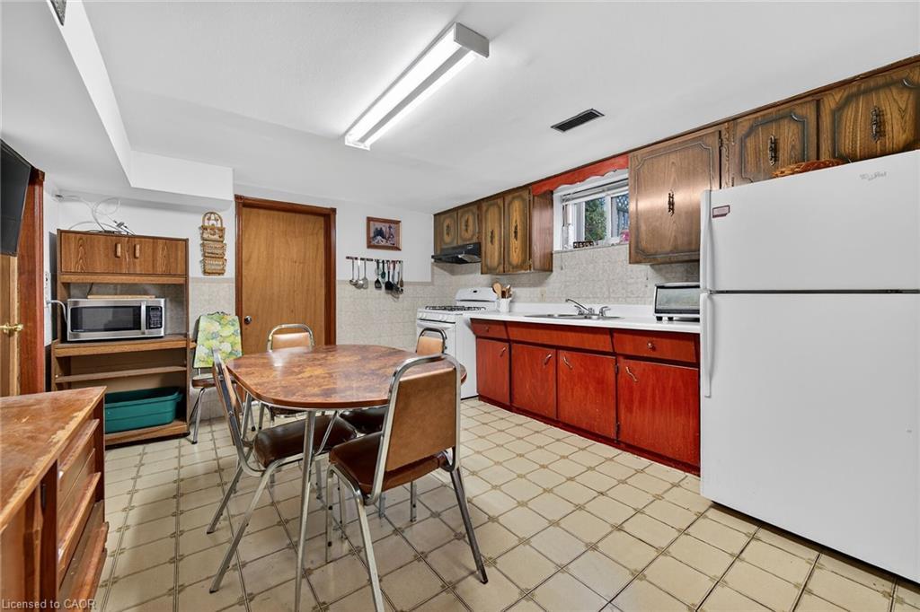 255 Highway 8, Hamilton, ON - Indoor Photo Showing Kitchen