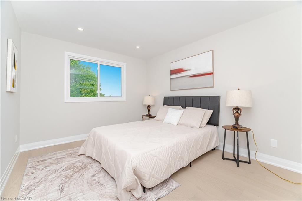 2392 Arnold Crescent, Burlington, ON - Indoor Photo Showing Bedroom