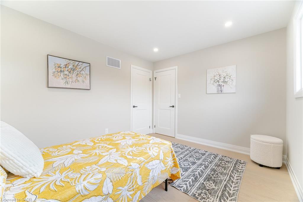 2392 Arnold Crescent, Burlington, ON - Indoor Photo Showing Bedroom