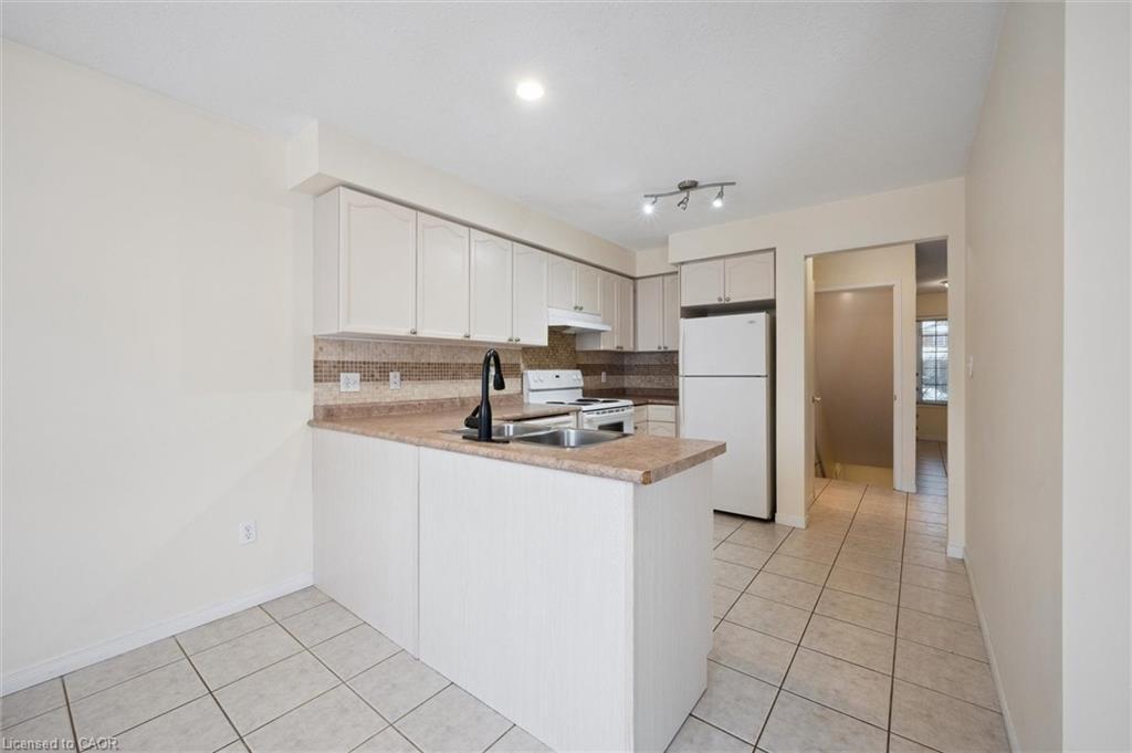 76 Templewood Drive, Kitchener, ON - Indoor Photo Showing Kitchen