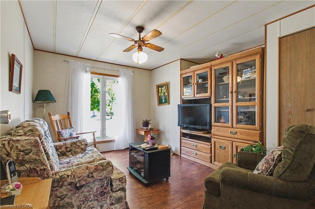 321-10085 Culloden Road, Eden, ON - Indoor Photo Showing Living Room