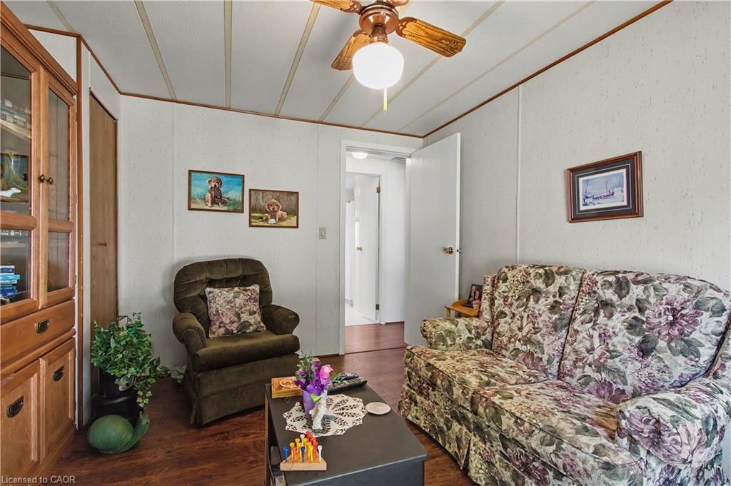 321-10085 Culloden Road, Eden, ON - Indoor Photo Showing Living Room