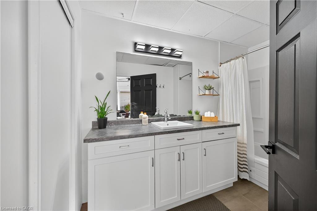 103 Charles Street W, Ingersoll, ON - Indoor Photo Showing Other Room