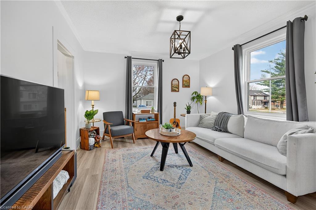 103 Charles Street W, Ingersoll, ON - Indoor Photo Showing Living Room