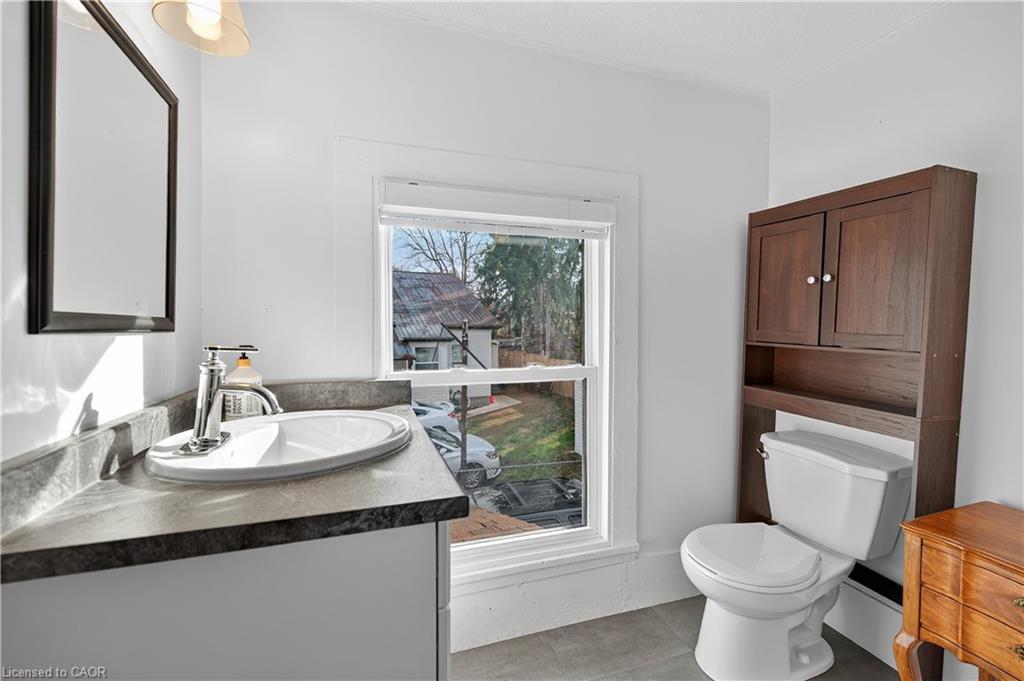 103 Charles Street W, Ingersoll, ON - Indoor Photo Showing Bathroom