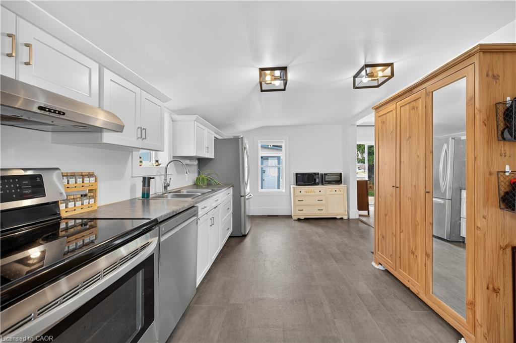 103 Charles Street W, Ingersoll, ON - Indoor Photo Showing Kitchen With Double Sink