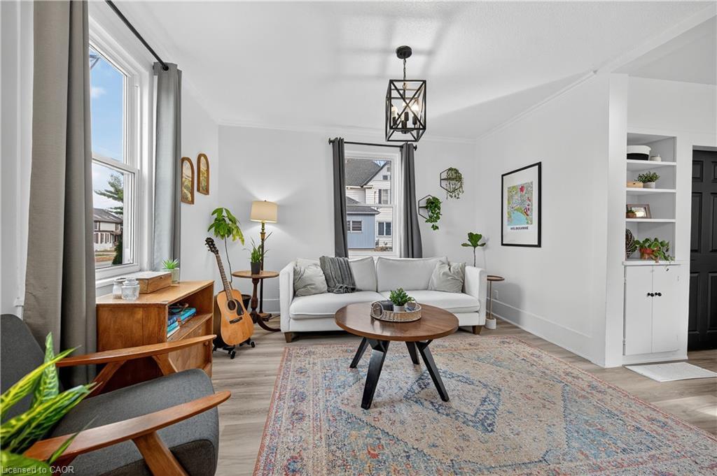 103 Charles Street W, Ingersoll, ON - Indoor Photo Showing Living Room
