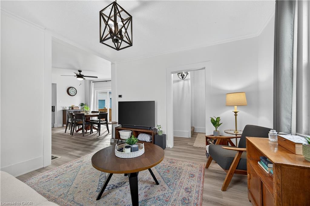 103 Charles Street W, Ingersoll, ON - Indoor Photo Showing Living Room