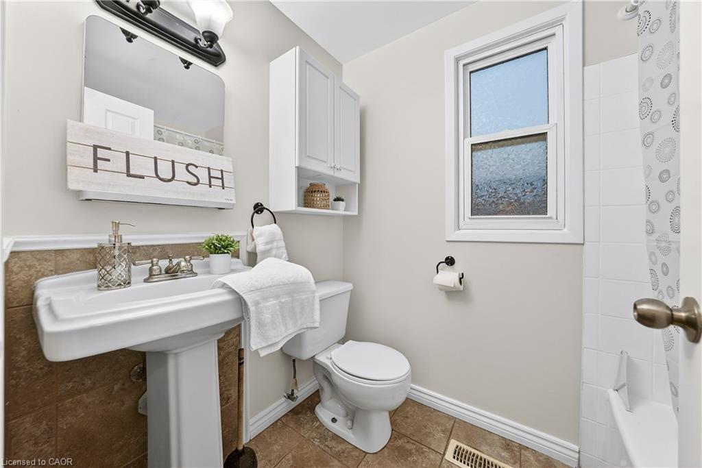 49 Ferguson Avenue, Cambridge, ON - Indoor Photo Showing Bathroom