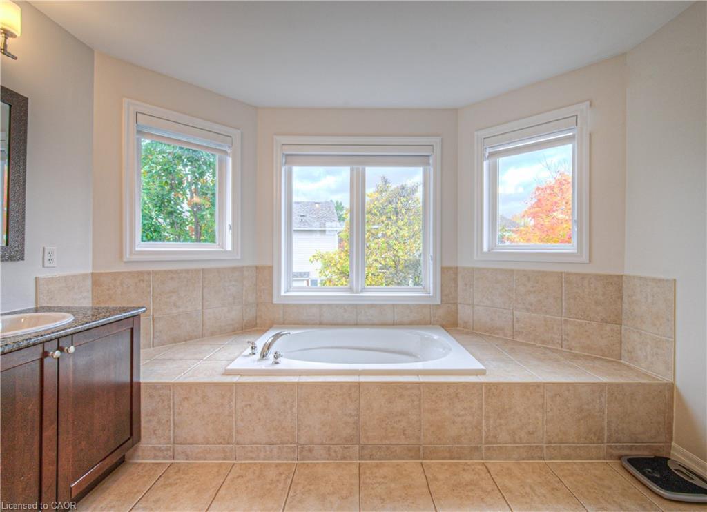 47 Dellgrove Circle, Cambridge, ON - Indoor Photo Showing Bathroom