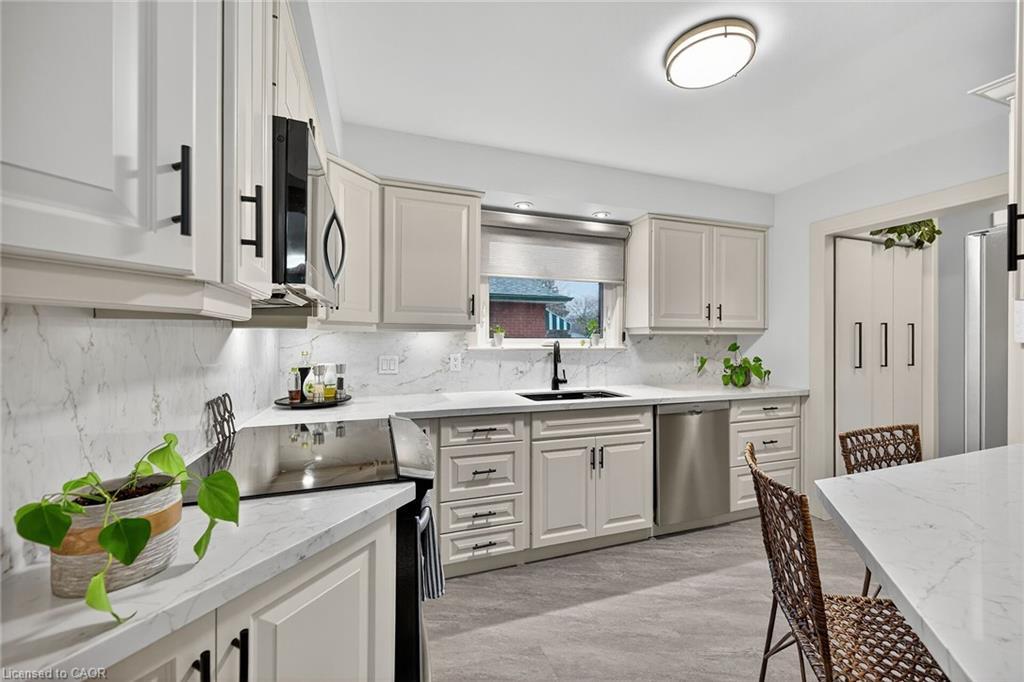 72 Viceroy Court, Hamilton, ON - Indoor Photo Showing Kitchen With Upgraded Kitchen