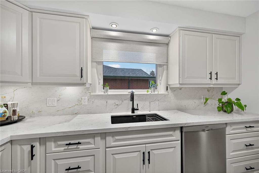 72 Viceroy Court, Hamilton, ON - Indoor Photo Showing Kitchen With Upgraded Kitchen