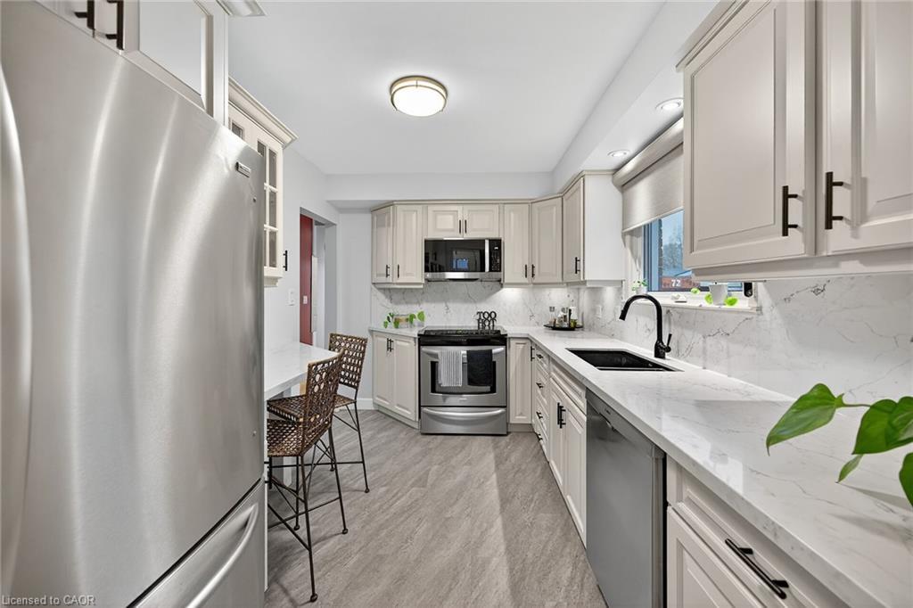 72 Viceroy Court, Hamilton, ON - Indoor Photo Showing Kitchen With Upgraded Kitchen