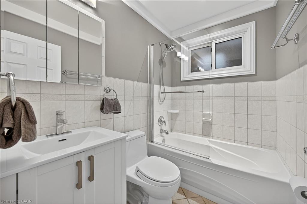 72 Viceroy Court, Hamilton, ON - Indoor Photo Showing Bathroom
