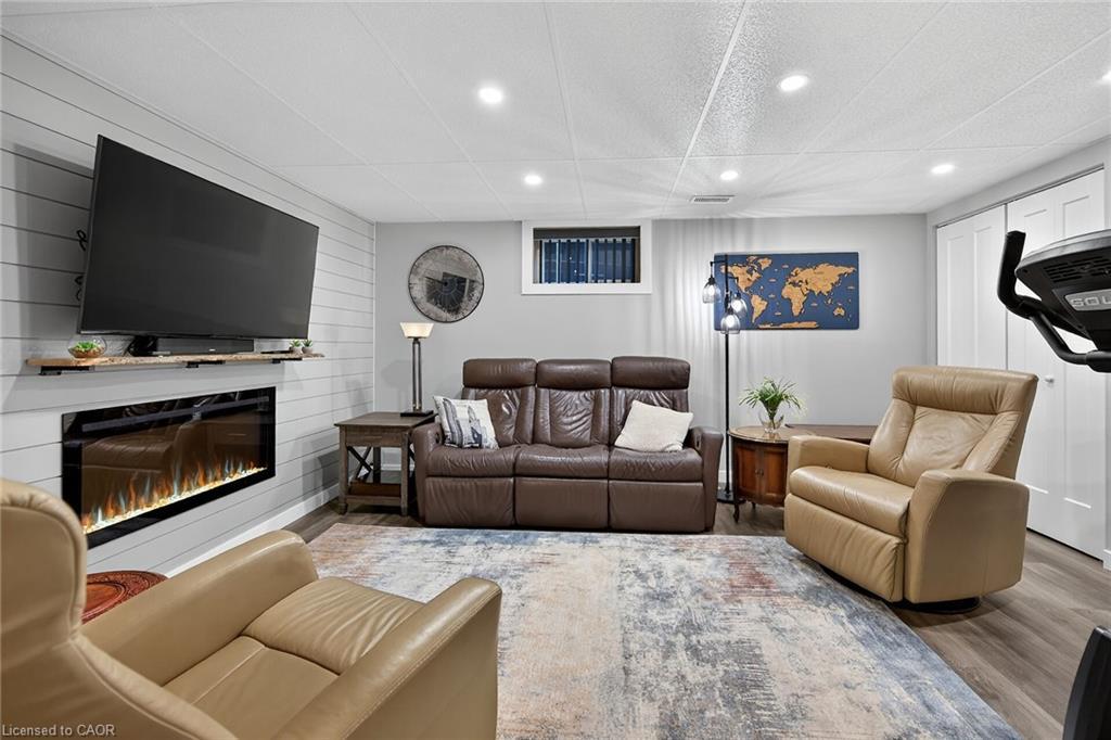 72 Viceroy Court, Hamilton, ON - Indoor With Fireplace