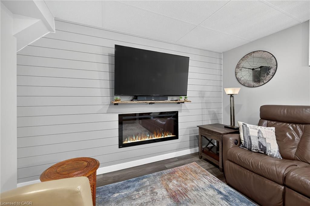 72 Viceroy Court, Hamilton, ON - Indoor Photo Showing Living Room With Fireplace