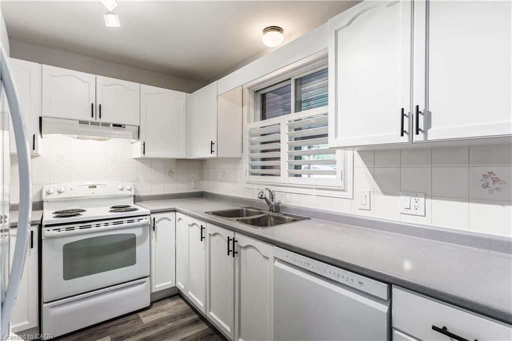 20-1030 Colborne Street E, Brantford, ON - Indoor Photo Showing Kitchen With Double Sink
