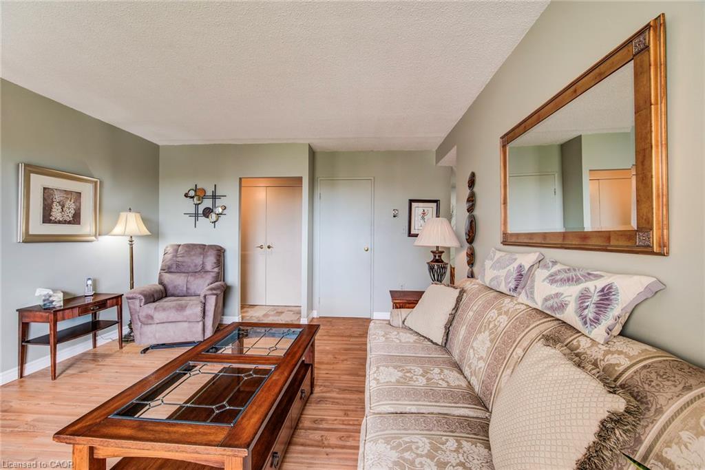 405-89 Westwood Road, Guelph, ON - Indoor Photo Showing Living Room