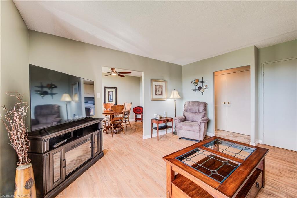 405-89 Westwood Road, Guelph, ON - Indoor Photo Showing Living Room