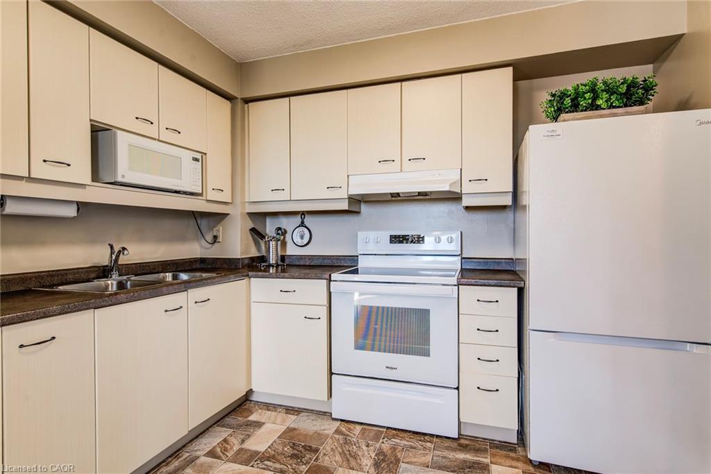 405-89 Westwood Road, Guelph, ON - Indoor Photo Showing Kitchen With Double Sink