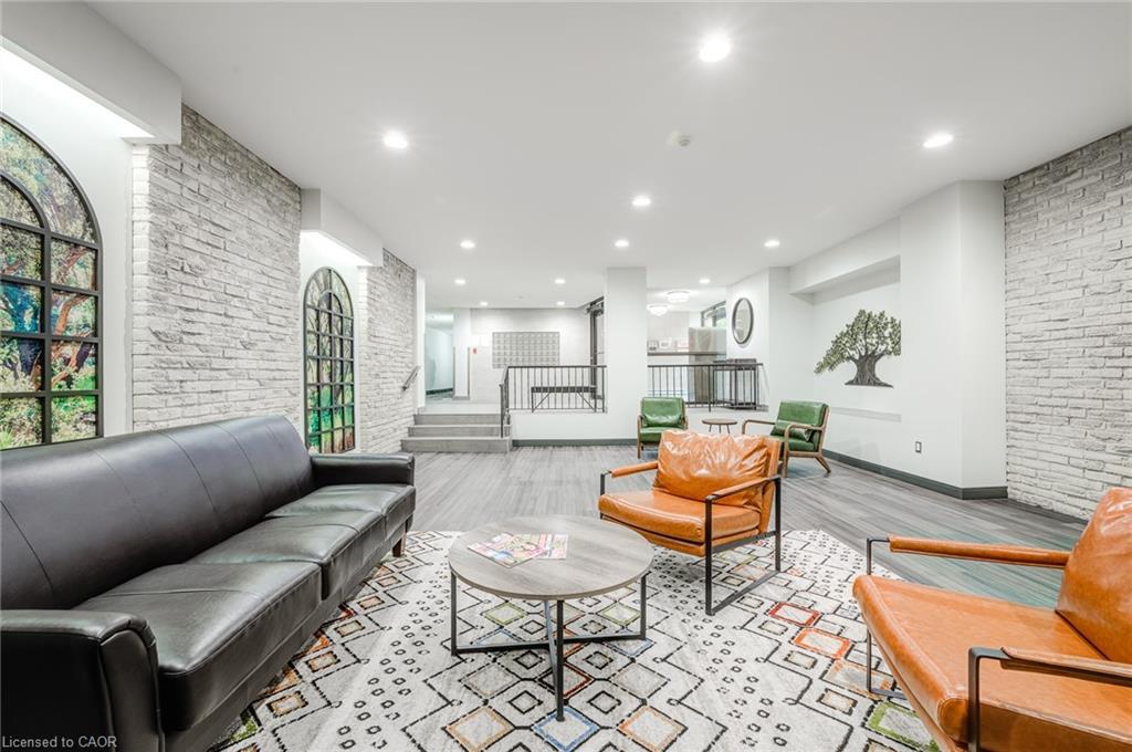 405-89 Westwood Road, Guelph, ON - Indoor Photo Showing Living Room