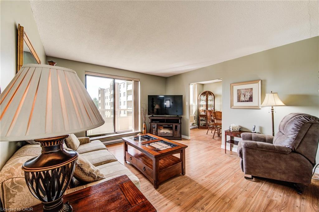 405-89 Westwood Road, Guelph, ON - Indoor Photo Showing Living Room