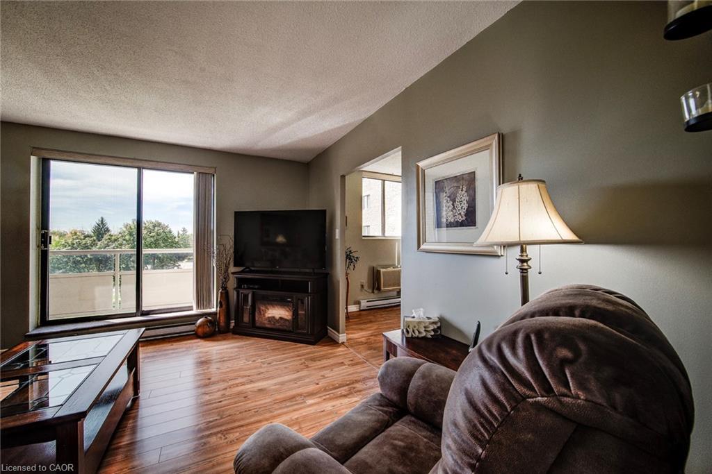 405-89 Westwood Road, Guelph, ON - Indoor Photo Showing Living Room