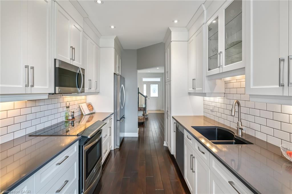 33-88 Lakeport Road, St. Catharines, ON - Indoor Photo Showing Kitchen With Double Sink With Upgraded Kitchen