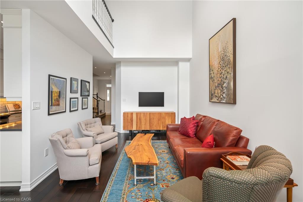 33-88 Lakeport Road, St. Catharines, ON - Indoor Photo Showing Living Room