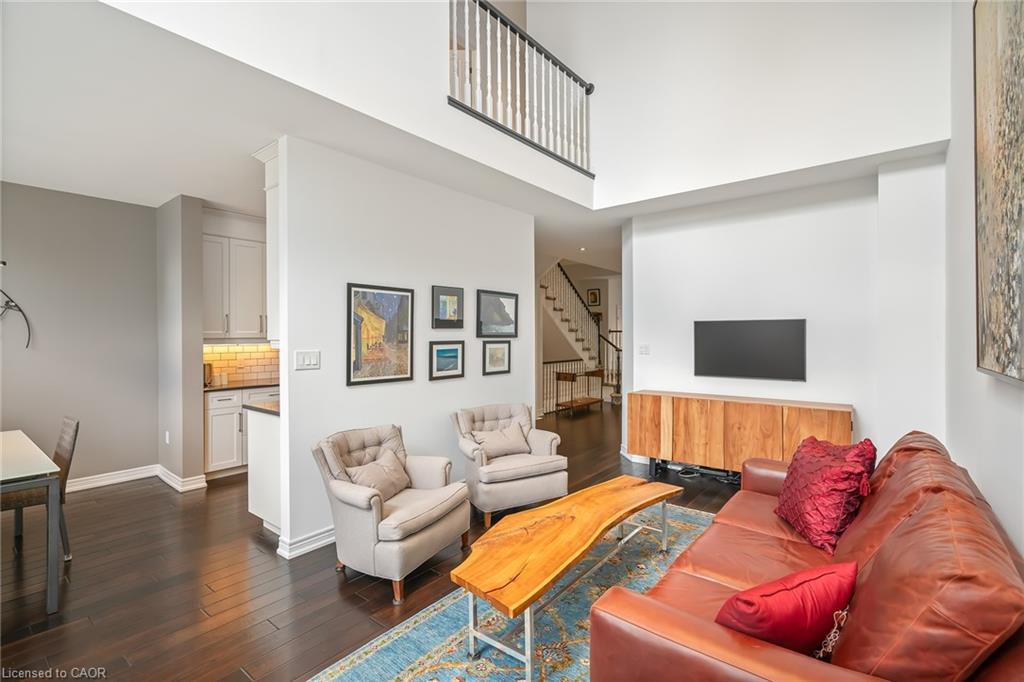 33-88 Lakeport Road, St. Catharines, ON - Indoor Photo Showing Living Room