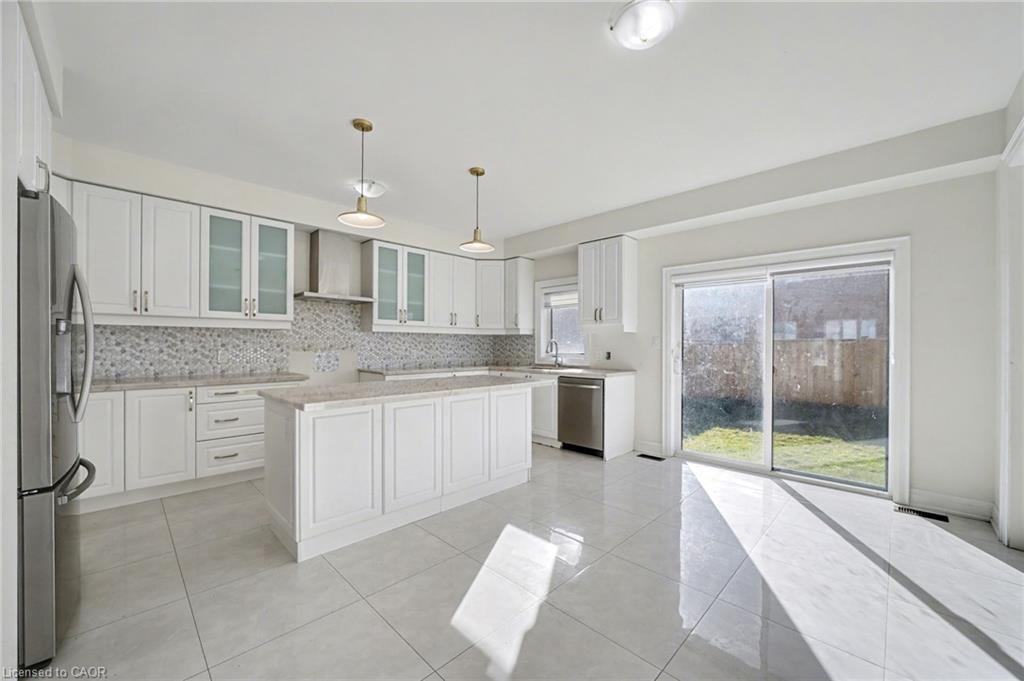 343 Northglen Boulevard, Bowmanville, ON - Indoor Photo Showing Kitchen With Upgraded Kitchen