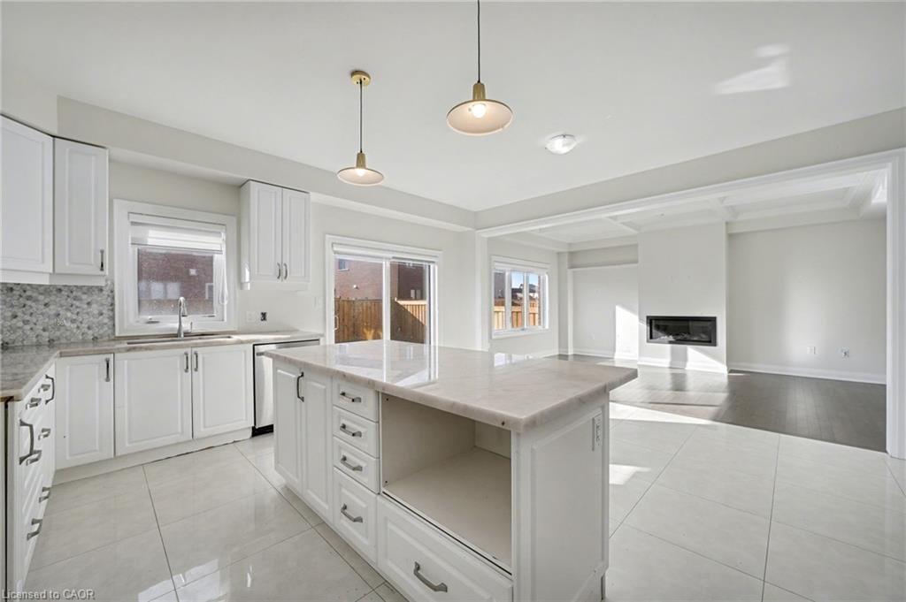 343 Northglen Boulevard, Bowmanville, ON - Indoor Photo Showing Kitchen With Upgraded Kitchen