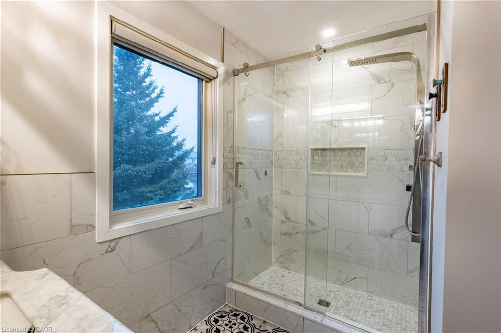 83 Burnaby Crescent, Kitchener, ON - Indoor Photo Showing Bathroom
