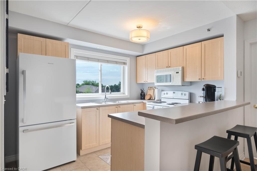304-4450 Fairview Street, Burlington, ON - Indoor Photo Showing Kitchen