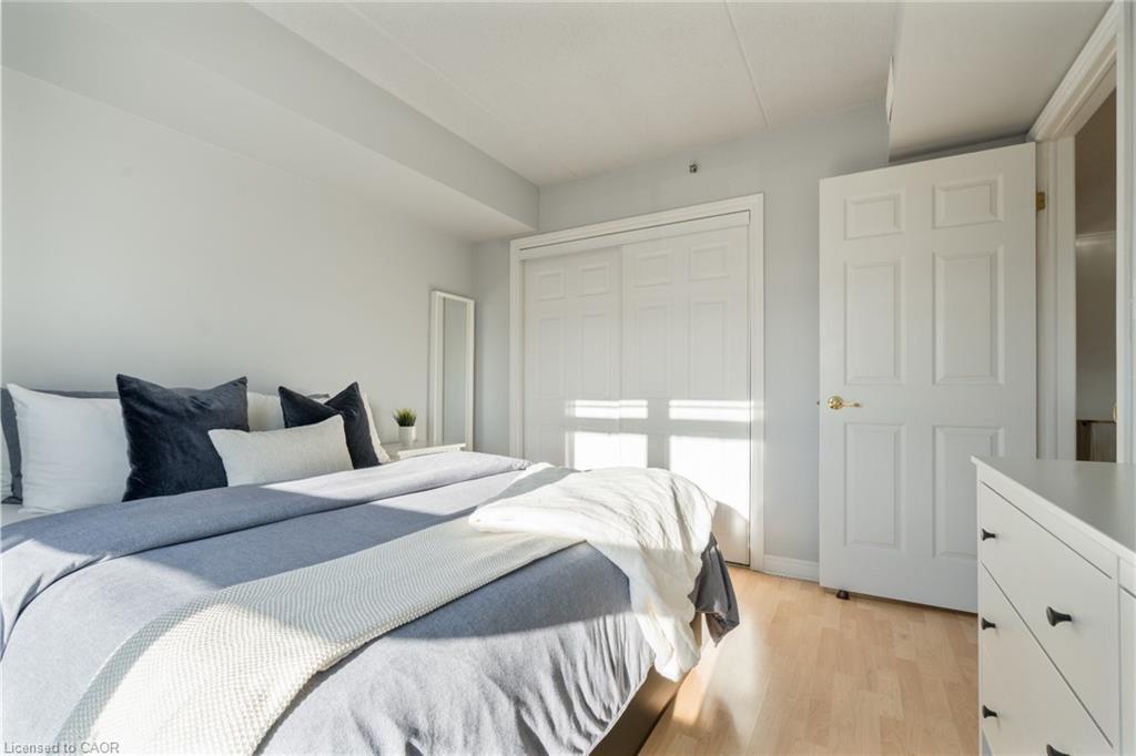 304-4450 Fairview Street, Burlington, ON - Indoor Photo Showing Bedroom