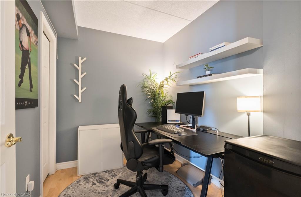304-4450 Fairview Street, Burlington, ON - Indoor Photo Showing Office
