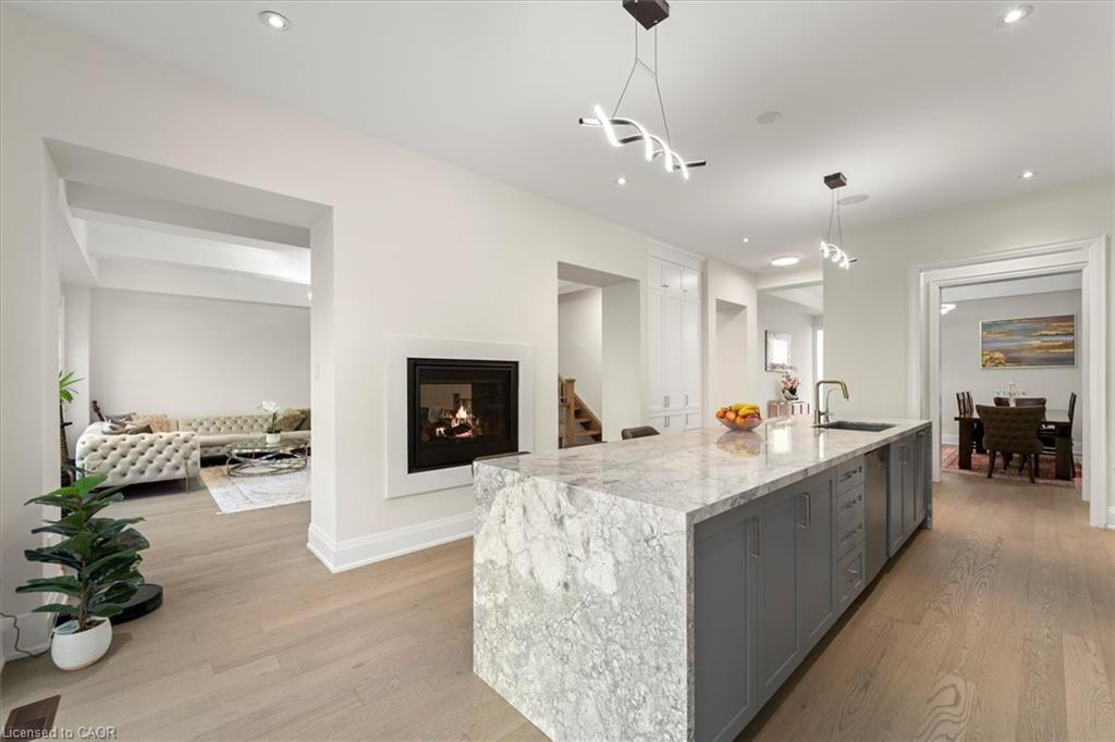 121 Milky Way Drive, Richmond Hill, ON - Indoor Photo Showing Kitchen