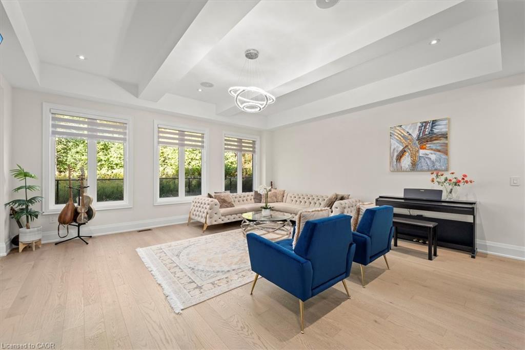 121 Milky Way Drive, Richmond Hill, ON - Indoor Photo Showing Living Room