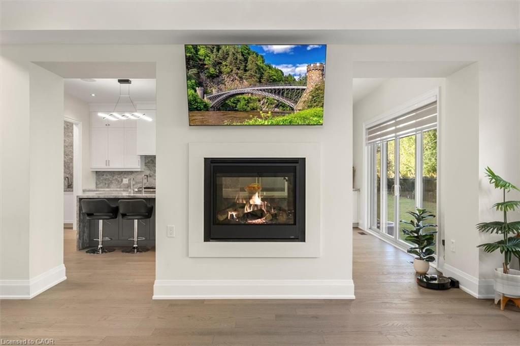 121 Milky Way Drive, Richmond Hill, ON - Indoor Photo Showing Living Room