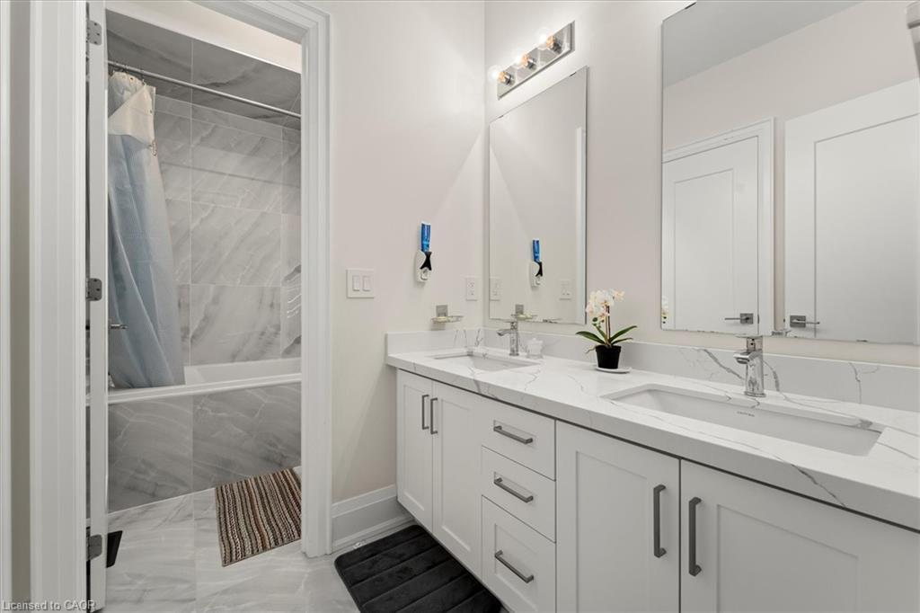 121 Milky Way Drive, Richmond Hill, ON - Indoor Photo Showing Bathroom