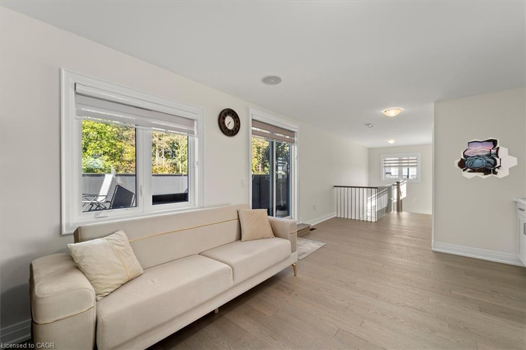 121 Milky Way Drive, Richmond Hill, ON - Indoor Photo Showing Living Room